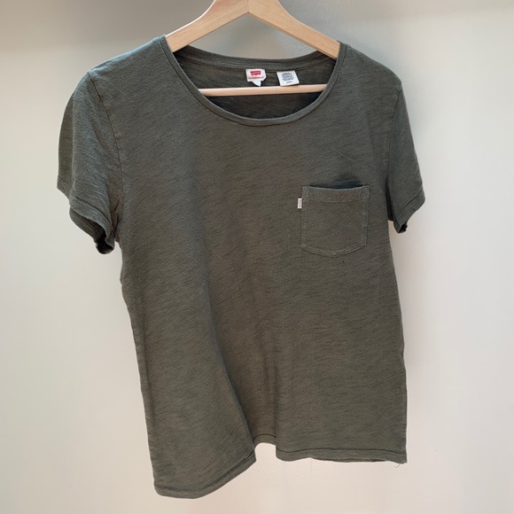 Levi’s • Cotton Crew Neck T-shirt in Olive - Picture 2 of 4